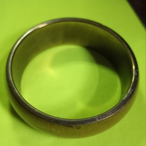 Brass lucite flower 🌸 floral lace Bangle bracelet has small dent & small crack. - Picture 6 of 7